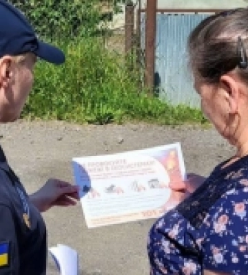Рятувальники Мукачева навчають жителів Неліпина правилам пожежної безпеки