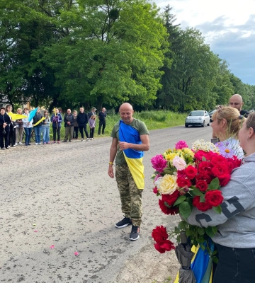 Усім селом на Рівненщині зустрічали звільненого з російського полону воїна