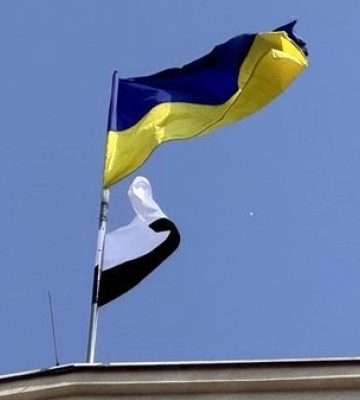У Дніпрі підняли чорно-білий прапор: чому це важливо і що означає