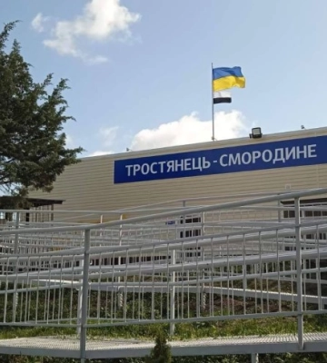 Над залізничними вокзалами Сумщини підняли біло-чорний Прапор надії