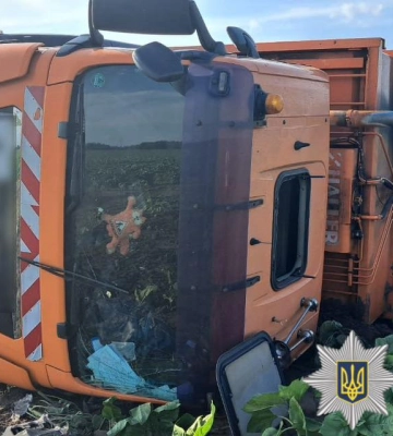 На Київщині внаслідок невдалого кермування перекинувся сміттєвоз, є поранений