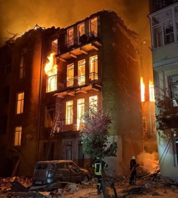 Атака на Одессу: под завалами ищут человека