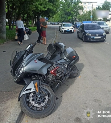 У Житомирі внаслідок ДТП потрапив до лікарні водій мотоцикла престижної марки. ФОТО