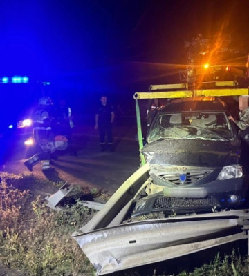 У Києві в Оболонському районі автомобіль влетів в металевий відбійник – фото