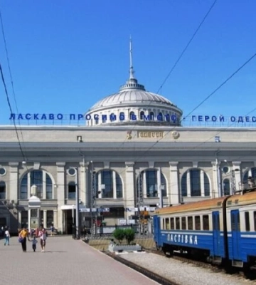 Російські окупанти пошкодили залізничний вокзал в Одесі