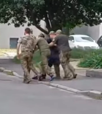 У Луцьку чоловіка біля під’їзду забрали до мікроавтобуса ТЦК: його сусідка викликала поліцію