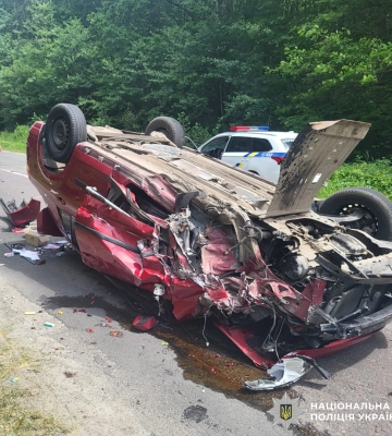Біля Трускавця - ДТП з перекиданням автомобіля, є троє травмованих