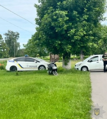 У Луцькому районі чоловік виїжджав авто з подвір&#039;я та збив свого односельця на електроскутері