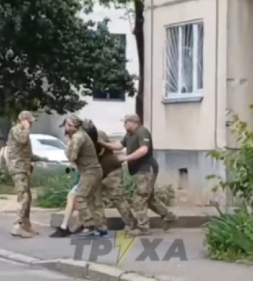 Шестеро супроводжували одного: у ТЦК на Волині прокоментували ситуацію (відео)