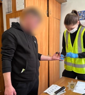 Суд виніс вирок чоловіку, який скоїв розбійний напад на військовослужбовця в центрі Одеси – поліція
