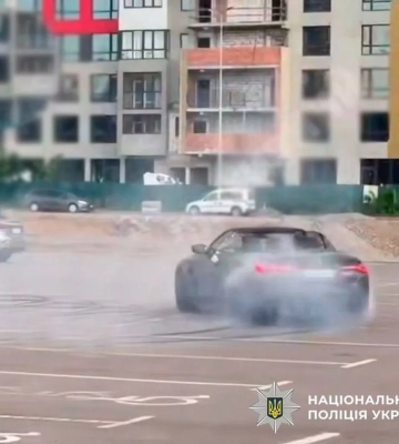 24-річний водій дрифтував на парковці біля столичного ТРЦ: як поліція покарала порушника