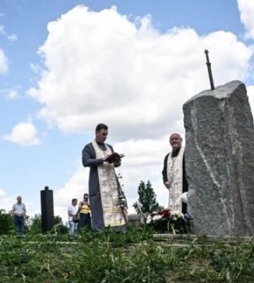На Хортице открыли памятный знак в честь воина и ученого Вячеслава Зайцева