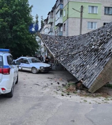 У Шостці легковик в’їхав у автобусну зупинку