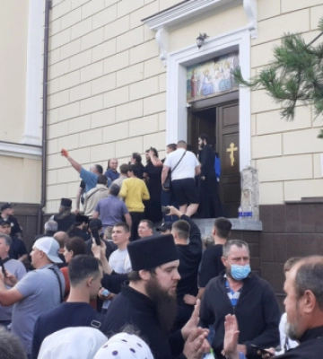 "Забезпечити вхід ПЦУ мають правоохоронці і влада", — владика Феогност про ситуацію щодо Кафедрального собору Чернівців