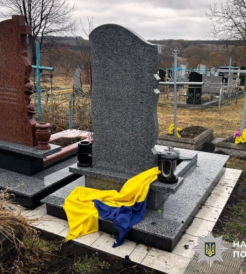 На Хмельниччині 17-річного юнака судитимуть за наругу над могилою полеглого воїна