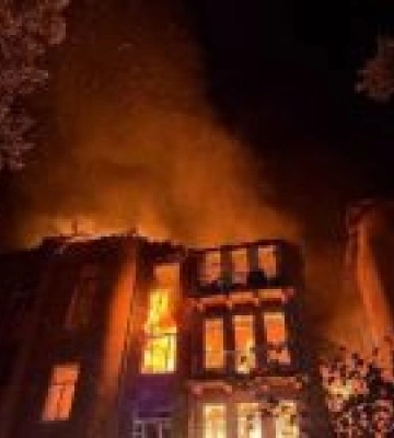 В Одесі внаслідок атаки російського безпілотника згорів 4-поверховий будинок