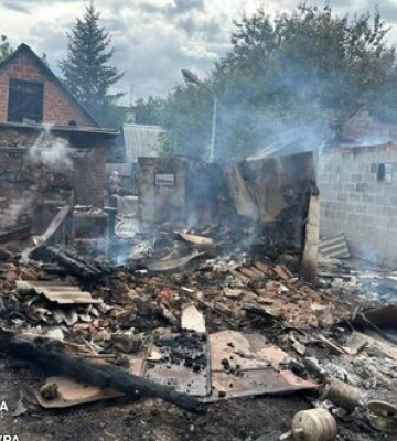 Ворог вдарив дронами по селу на Харківщині: горіло домоволодіння, госпіталізовано літнього чоловіка. ФОТОрепортаж