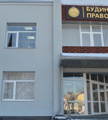 В Охтирці судили чоловіка, який дав депутату міської ради скумбрією в лоба