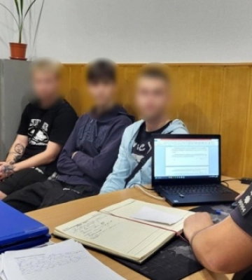 Поліцейські встановили осіб, які у Запоріжжі пошкодили державний прапор