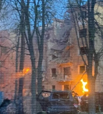У Шевченківському районі Києва внаслідок нічної атаки загорівся багатоквартирний будинок
