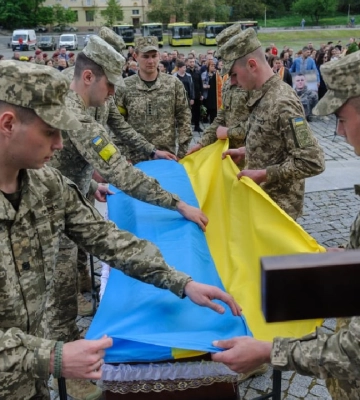 На Вінниччині чоловік обгорнувся російським прапором та вийшов в люди