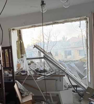 Тополя показала первые минуты после атаки на Киев, в результате которой разрушена ее квартира