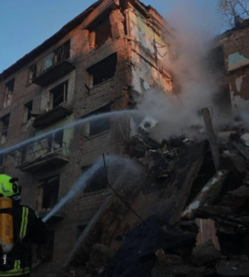 РФ завдала комбінованого удару по Київщині — у Києві зруйновано під’їзд багатоповерхівки, фото та відео