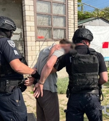 На Вінниччині чоловік обгорнувся російським прапором та вийшов в люди
