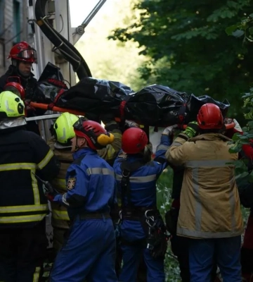 Кількість загиблих у Києві зросла до чотирьох, під завалами будинку у Шевченківському районі ще є люди — МВС