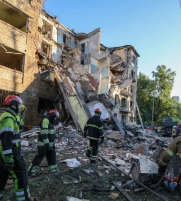 У Києві через удар сил РФ зруйнований під'їзд багатоповерхівки: щонайменше 6 людей загинули (фотогалерея)