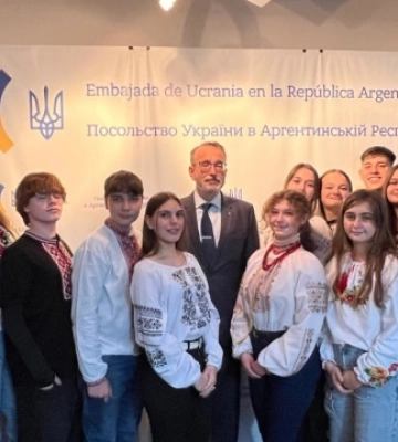 Посол України в Аргентині зустрівся з представниками Спілки української молоді Посол України в Аргентині зустрівся з представниками Спілки української молоді