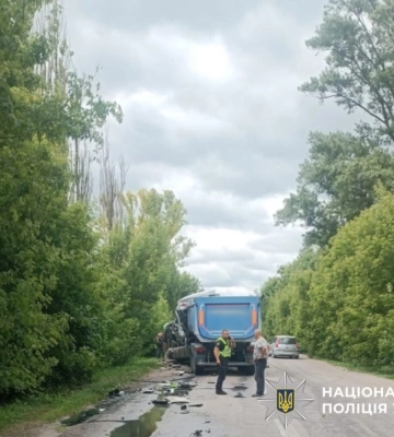 На Київщині водій вантажівки потрапив до лікарні через ДТП, яку сам і спровокував