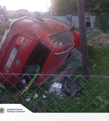 На Львівщині водійка Volkswagen вʼїхала в металевий паркан, є загиблі