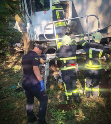 Трагічна аварія на Одещині: вантажівка злетіла з дороги, загинув чоловік, - ФОТО