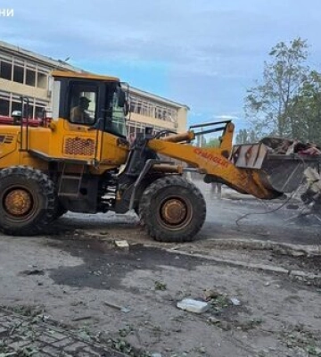 У Краматорську другий день триває рятувальна операція: вже розібрано 230 тонн. ФОТОрепортаж