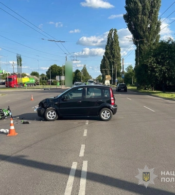 У Луцьку водій автомобіля Fiat зіткнувся із мотоциклом: двоє людей травмувалося