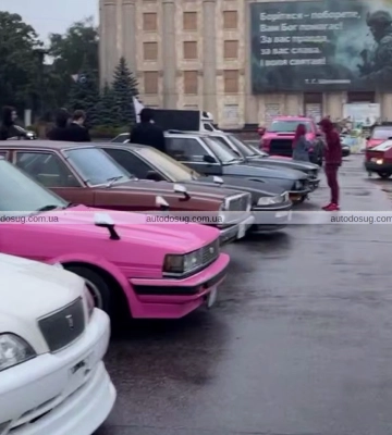 Ретро-автівки збирають глядачів у самому серці Харкова