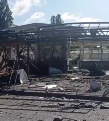 У Києві пошкоджено один з виходів станції метро Святошин — змінено маршрути транспорту, відео