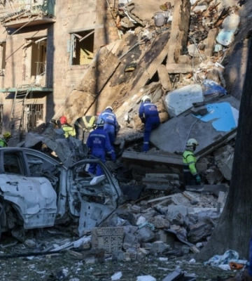 Удар РФ по будинку у Шевченківському районі Києва: під завалами може бути 3 людини. ФОТО