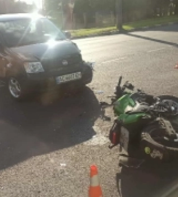 У Луцьку внаслідок аварії постраждали водій і пасажирка мотоцикла: обох госпіталізували у важкому стані
