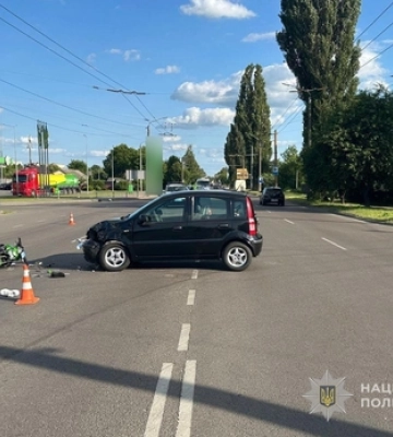 У Луцьку водій автомобіля Fiat зіткнувся із мотоциклом: двоє людей травмувалося