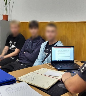 У Запоріжжі поліція розшукала молодиків, які пошкодили прапори (ВІДЕО)
