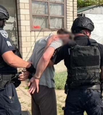 На Вінниччині затримали чоловіка, який обгорнувся російським триколором