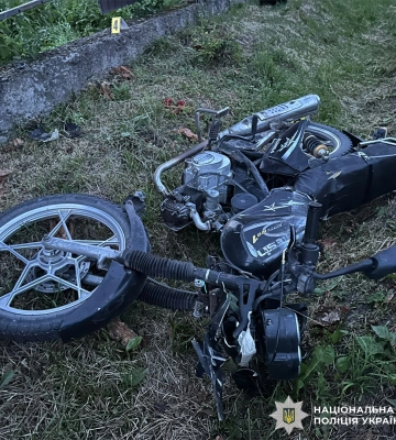 На Львівщині внаслідок ДТП постраждали неповнолітні мотоциклістка та ії пасажир. ФОТО