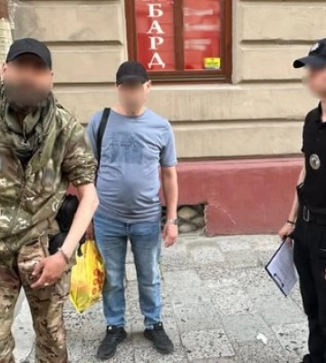 Видавав себе за військового, який втратив руку: на Львівщині чоловіка судитимуть за шахрайство