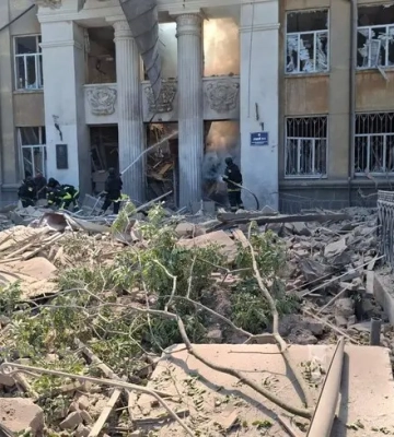 У Білгород-Дністровському є загиблі та поранені, зокрема підлітки: фото та відео наслідків удару балістиою