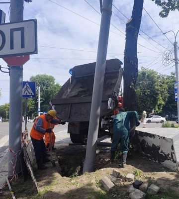 На одному з перехресть Рівного замінили аварійну опору контактної мережі