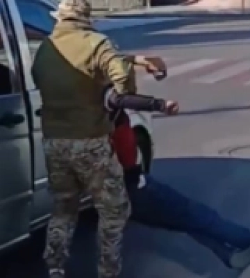 Затягували чоловіка в бус: ТЦК пояснив ситуацію з затриманням у Луцьку