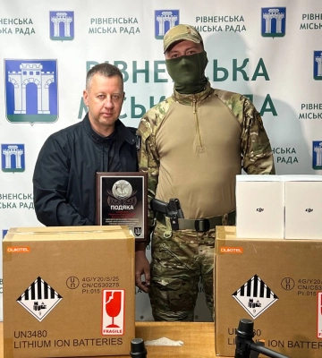 Рівненська громада передала ще 5 дронів для наших захисників
