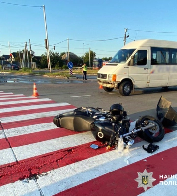 У Коростені, що на Житомирщині, автобус збив мотоцикл. Фото